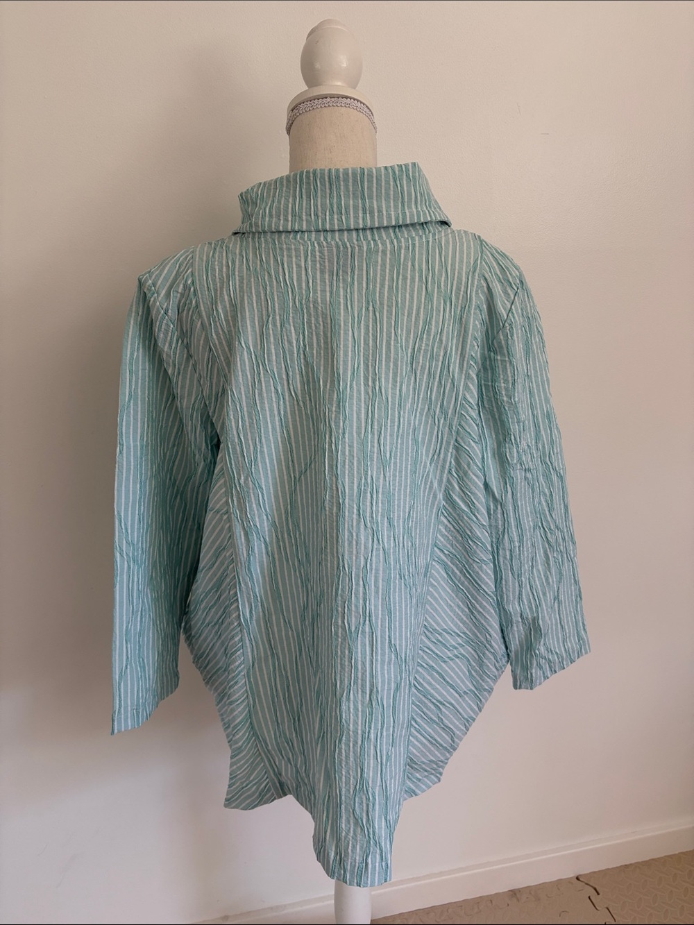 Lisa Bayne Light Blue Striped Funnel Neck Women’s Top Medium - Picture 5 of 7